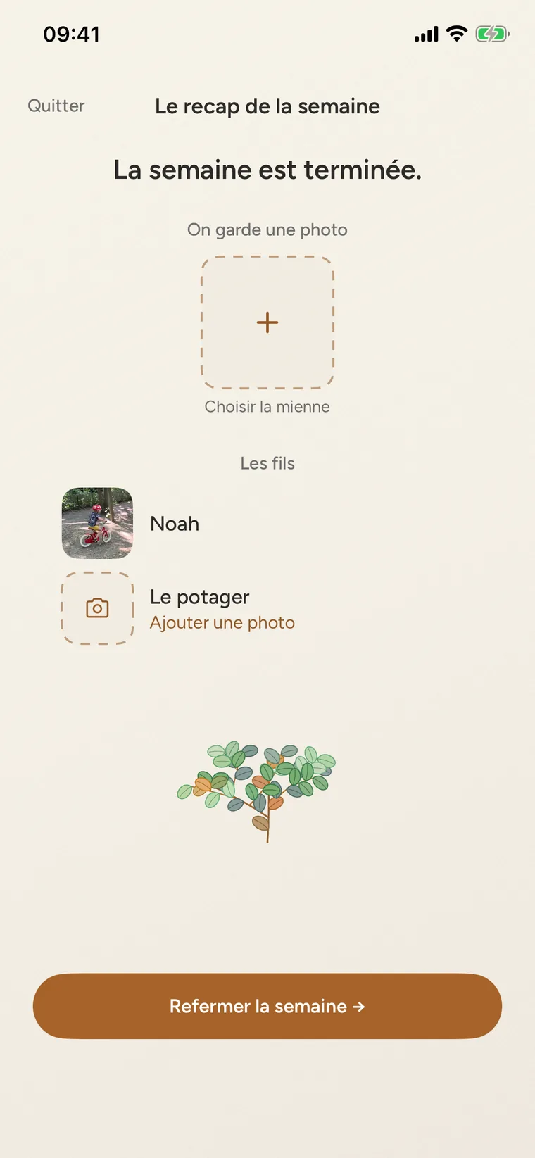 La fin du recap : « La semaine est terminée. », sous « On garde une photo », le cadre « Choisir la mienne » ; sous « Les fils », Noah avec la photo du vélo et Le potager qui attend une photo ; et le bouton « Refermer la semaine ».