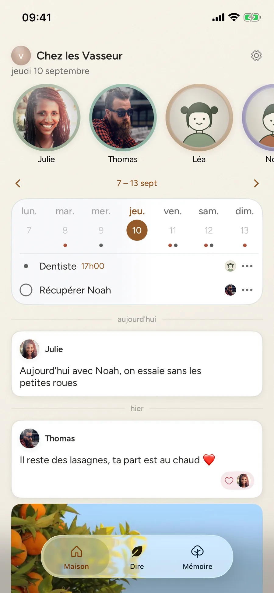 L'app FamEase ouverte sur la Maison : en haut, « Chez les Vasseur », jeudi 10 septembre, et les quatre du foyer, Julie, Thomas, Léa et Noah ; la semaine du 7 au 13 septembre, jeudi entouré, et sous les jours les deux tâches de jeudi, une par ligne, à cocher : « Dentiste » à 17h00 pour Léa et « Récupérer Noah » pour Thomas ; puis le fil de la semaine : « aujourd'hui », le mot de Julie « Aujourd'hui avec Noah, on essaie sans les petites roues », et « hier », le mot de Thomas « Il reste des lasagnes, ta part est au chaud ❤️ », avec le cœur que Julie y a laissé.