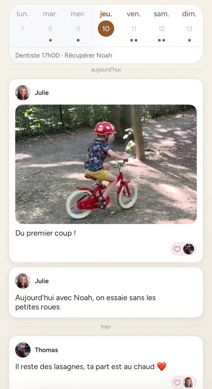 Un extrait de l'écran Maison de FamEase en train de défiler : en haut, repliée, la bande des jours de la semaine, jeudi 10 entouré, et sur une ligne les tâches de jeudi, « Dentiste 17h00 · Récupérer Noah » ; puis le fil de la semaine : « aujourd'hui », le post de Julie, la photo d'un enfant de dos sur un vélo rouge sans petites roues, casque rouge, sur un chemin dans un bois ensoleillé, et dessous son mot « Du premier coup ! » avec le cœur que Thomas y a laissé ; puis son mot de plus tôt, « Aujourd'hui avec Noah, on essaie sans les petites roues » ; puis « hier », le mot de Thomas « Il reste des lasagnes, ta part est au chaud ❤️ ».