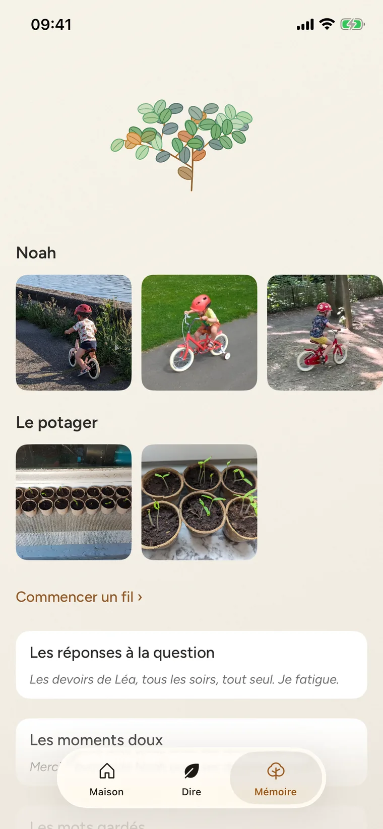L'écran Mémoire de FamEase : l'arbre de la maison, le fil de Noah en trois photos, la draisienne au bord du canal, le vélo rouge avec les petites roues, puis le vélo sans, le fil du potager, et la place pour commencer un nouveau fil.