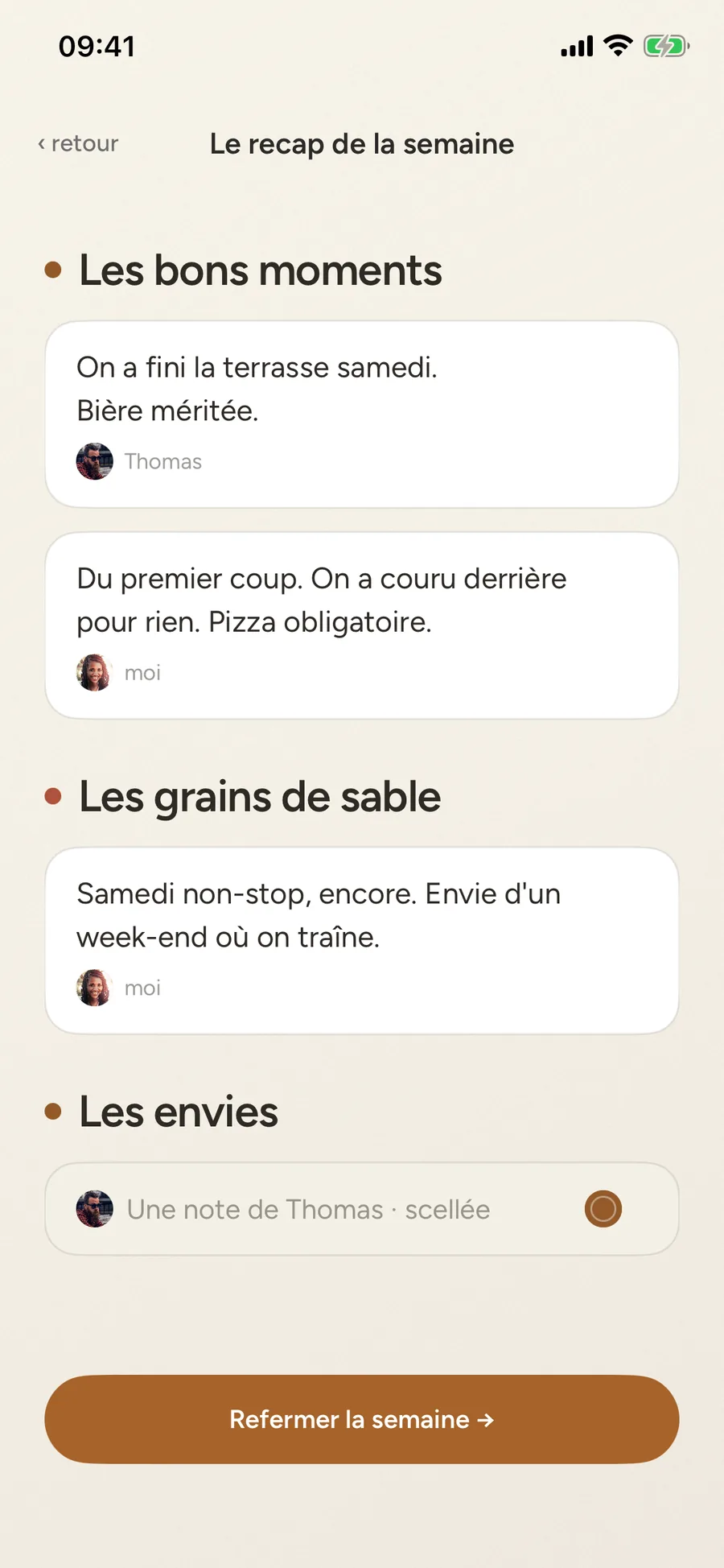 Le recap de la semaine, ouvert : sous « Les bons moments », la note de Thomas (« On a fini la terrasse samedi. Bière méritée. ») et la vôtre (« Du premier coup. On a couru derrière pour rien. Pizza obligatoire. »), chacune avec le visage de qui l'a écrite ; sous « Les grains de sable », la vôtre (« Samedi non-stop, encore. Envie d'un week-end où on traîne. ») ; sous « Les envies », une note de Thomas encore scellée ; en bas, le bouton « Refermer la semaine ».