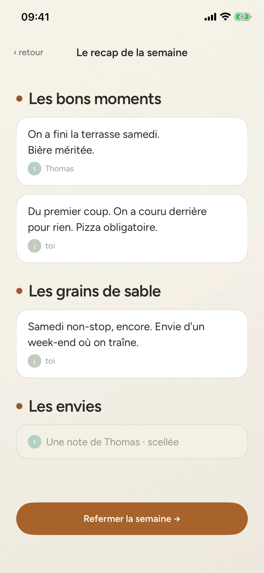 Le recap de la semaine : sous « Les bons moments », la note de Thomas (« On a fini la terrasse samedi. Bière méritée. ») et la vôtre (« Du premier coup. On a couru derrière pour rien. Pizza obligatoire. ») ; sous « Les grains de sable », la vôtre (« Samedi non-stop, encore. Envie d'un week-end où on traîne. ») ; sous « Les envies », une note de Thomas encore scellée ; en bas, le bouton « Refermer la semaine ».